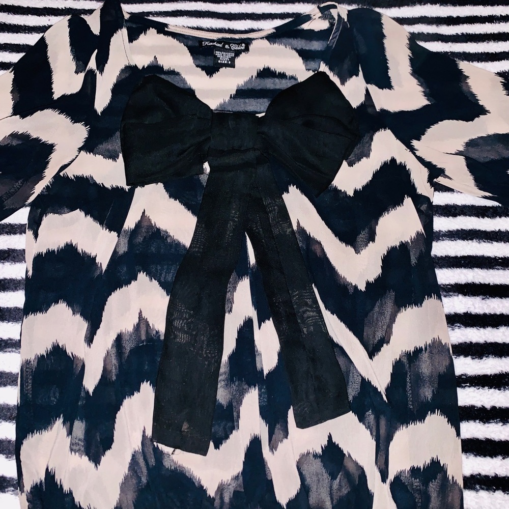 Rachael&Chloe tan/brown chevron design top w/ bow